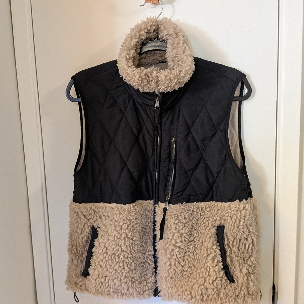 Abercrombie & Fitch Cropped Two-Tone Sherpa Vest - Picture 8 of 16